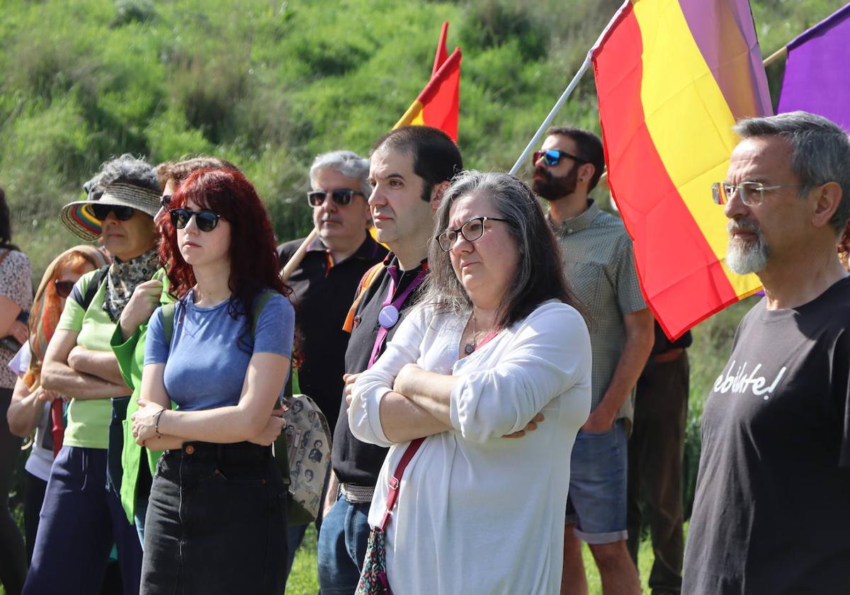 Decenas de personas rinden homenaje al 93 aniversario de la segunda República