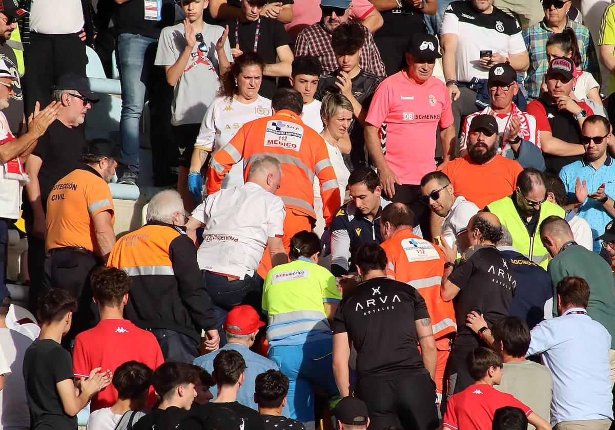 La tribuna este en el momento del suceso.