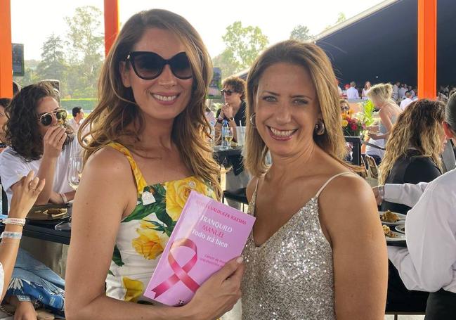 Noelia con Mar Saura y su libro.