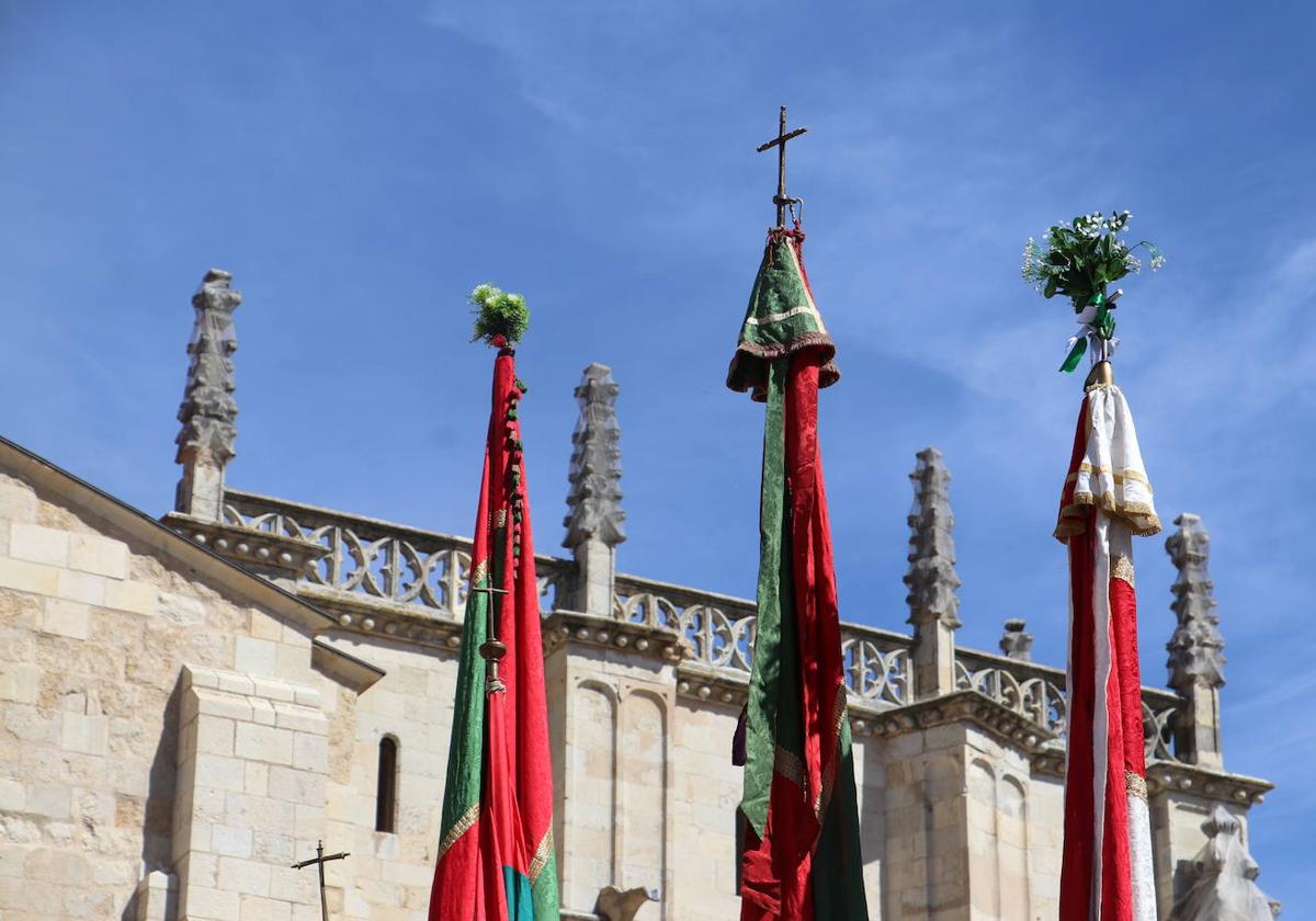 Pendones en la plaza de San Isidoro.