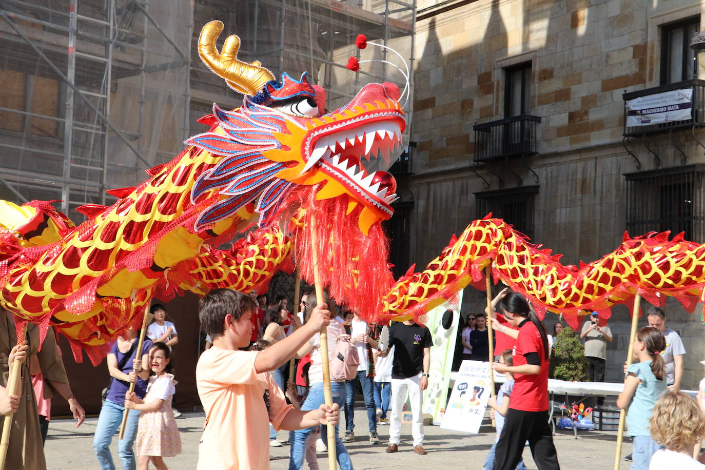 La danza del dragón chino en León