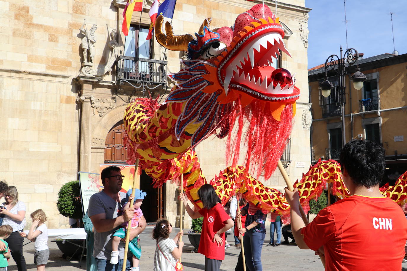 La danza del dragón chino en León