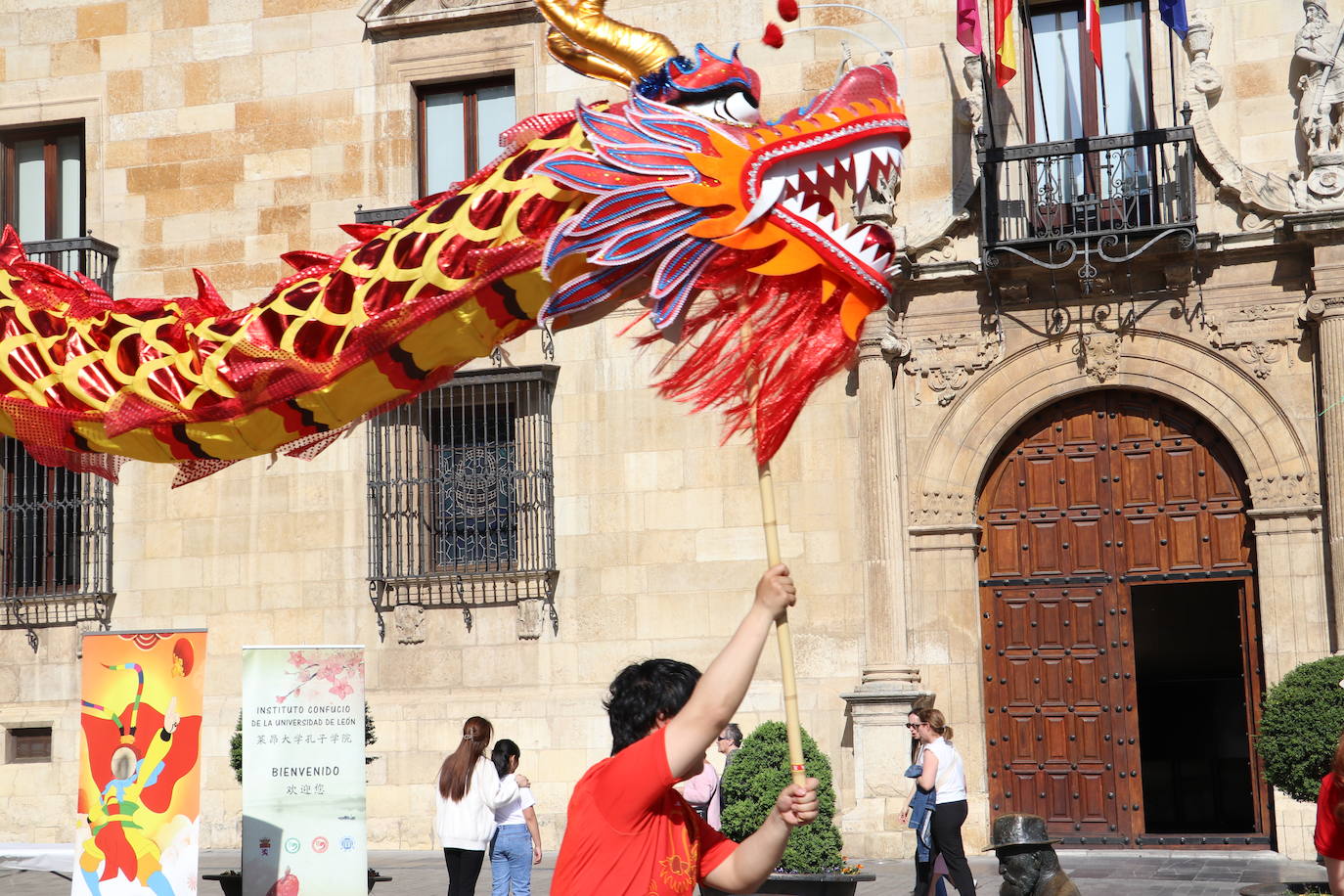 La danza del dragón chino en León