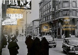 Casa Roldán desde la Gafa de Oro y letreros emblemáticos de la ciudad, 1945.