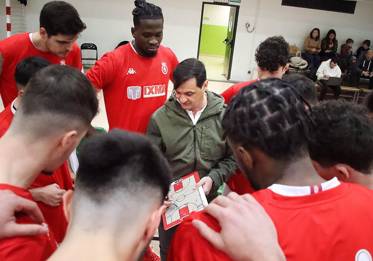 El entrenador de la Cultural, Luis Castillo, da órdenes a sus jugadores.