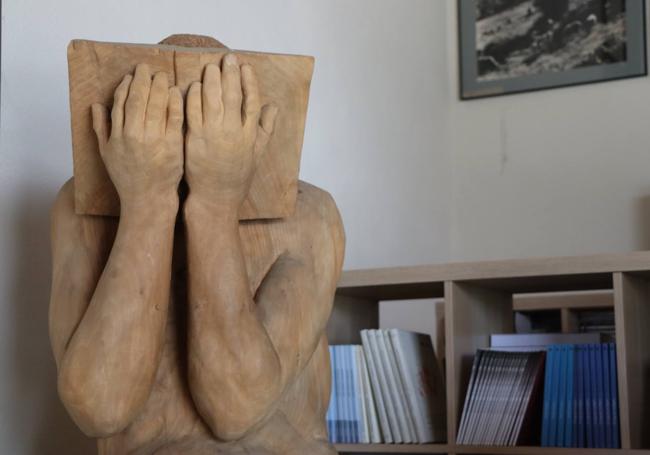 En la nave de la editorial hay una estatua de Amancio González.