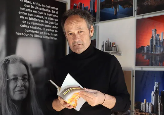 Héctor Escobar, librero y editor.