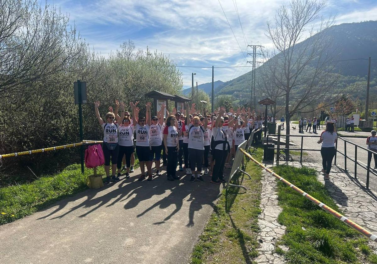 Salida de la categoría de 'Andarines' en la carrera por el Parkinson en Villablino