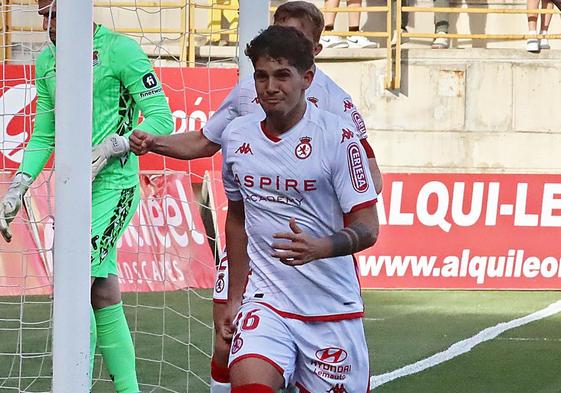 Berto celebra el segundo gol de la Cultural.