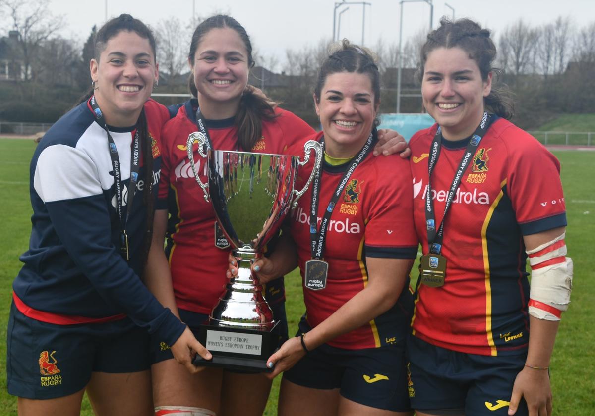 Sidorella Bracic, segunda por la derecha, con el trofeo de campeonas.