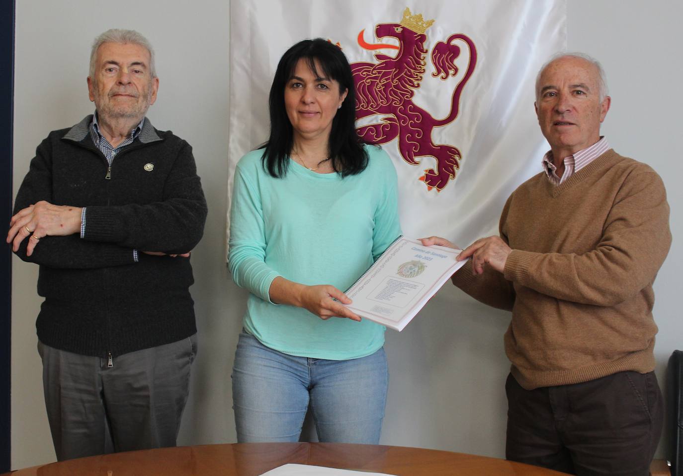 La alcaldesa de San Andrés, Ana Caurel, mantuvo un encuentro con el presidente de la Asociación de Amigos del Camino de Santiago, Anselmo Reguera.