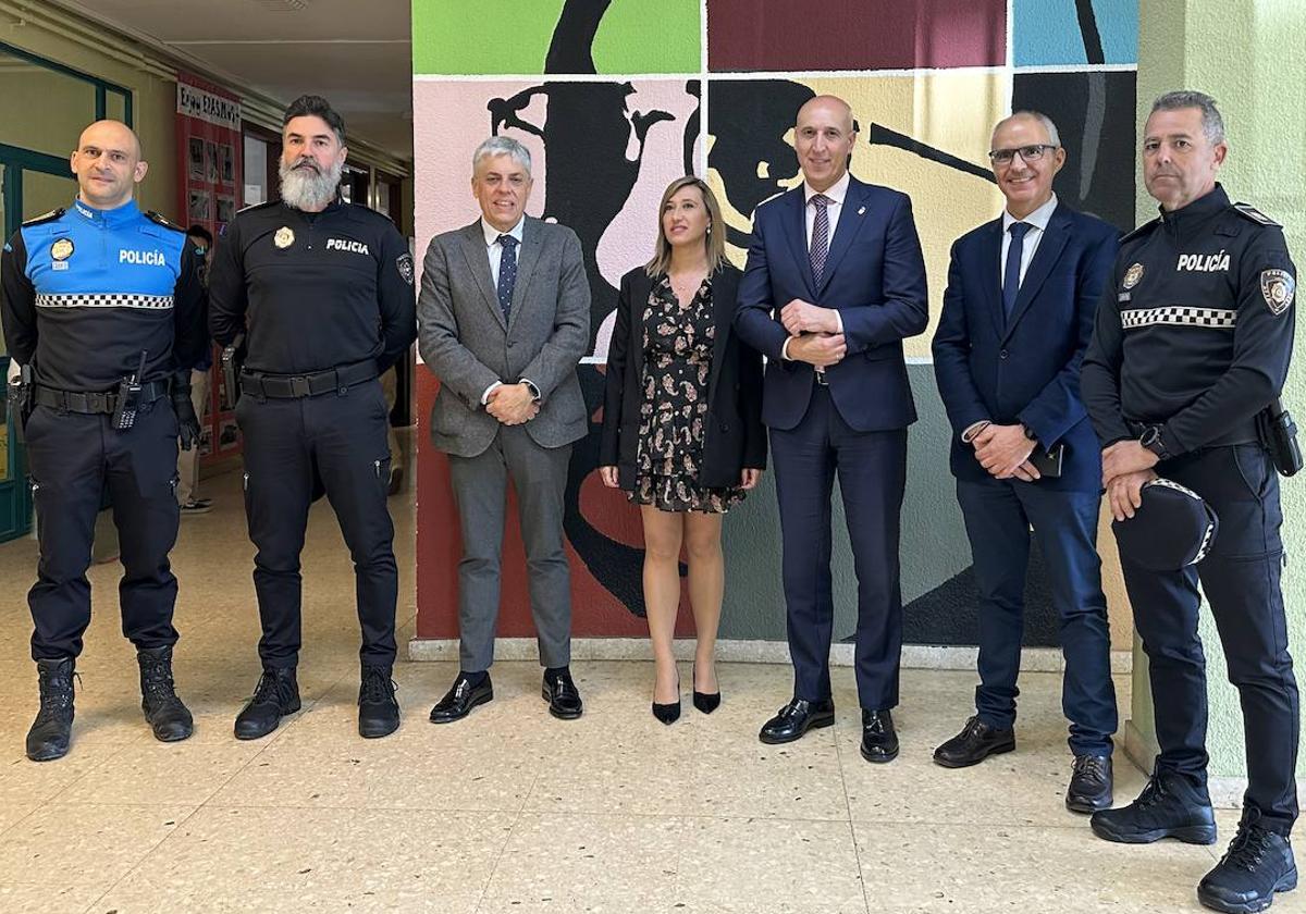 Autoridades, agentes y directora del centro participaron en el evento.