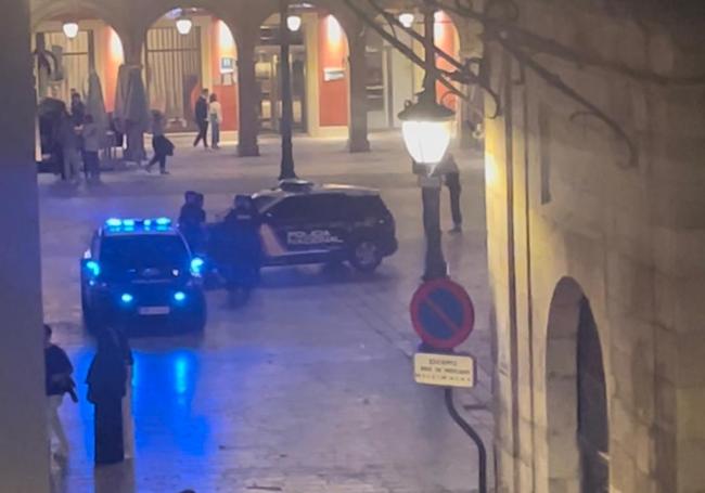 Coches de la Policía Nacional en la plaza mayor en la madrigada del domingo.