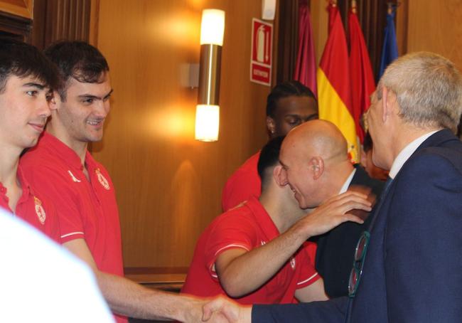 El capitán de la Cultural, Rodri Llamas, saluda al concejal de Deportes, Vicente Canuria.