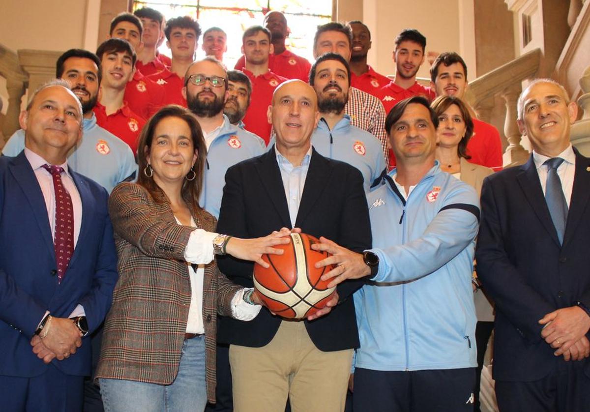 El alcalde de León, José Antonio Diez, junto a la consejera dlegada de la Cultural, Natichu Alvarado y el entrenador de la Cultural, Luis Castillo, y el resto de la plantilla culturalista, en la recepción oficila en el Ayuntamiento de León.