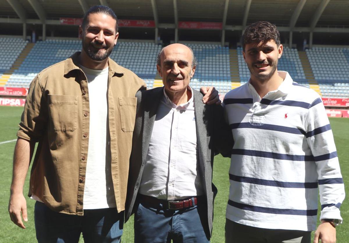 Pedro Vicente (I) y Jorge Martínez (D), fisioterapeutas de la Cultural, junto al doctor del club, Salustiano López-Contreras (C).