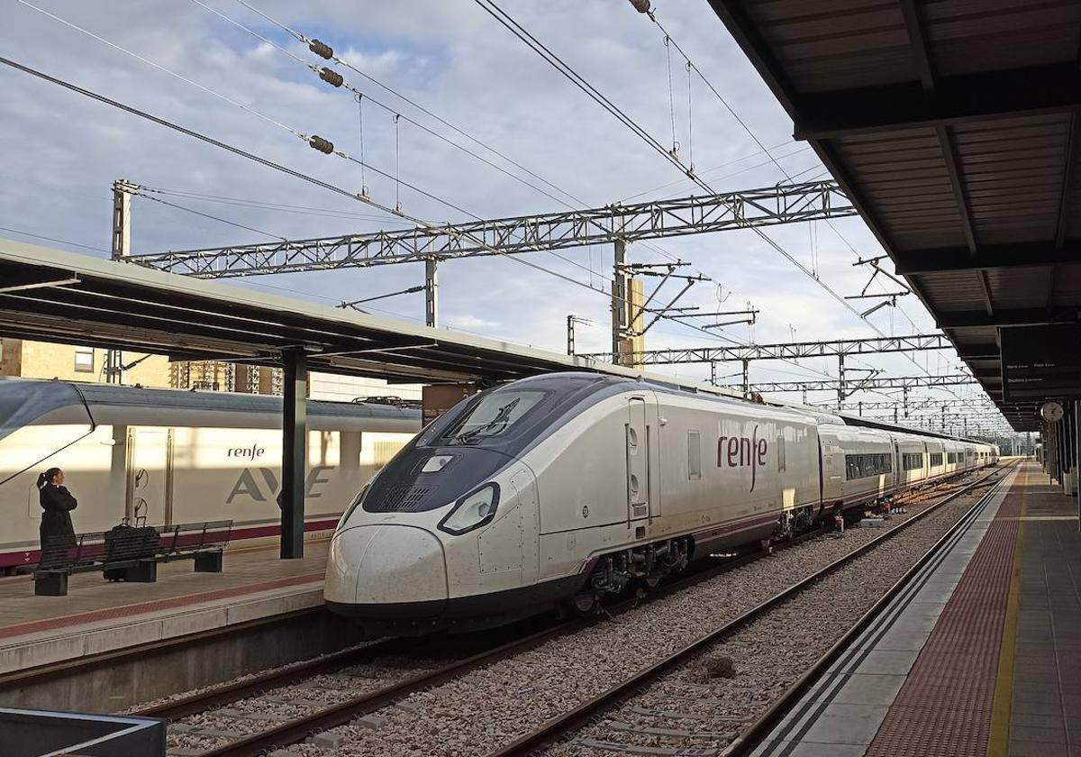 Tren S106 apostado en la estación de León.