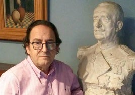 El leonés Luis Aznar posa junto al busto del almirante Juan Bautista Aznar.