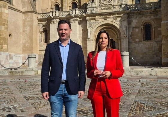 Javier Alfonso Cendón y Nuria Rubio este jueves frente a San Isidoro.