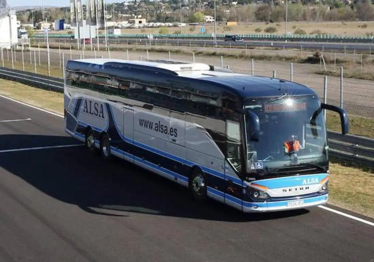 Autocar de Alsa en un viaje por las carreteras de la provincia.