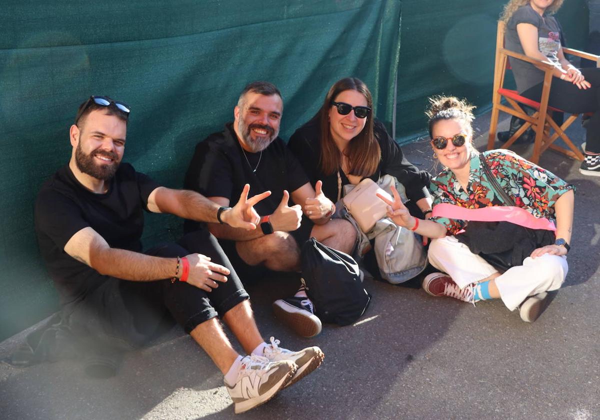 Un grupo de amigos en el Vibra Mahou Fest.