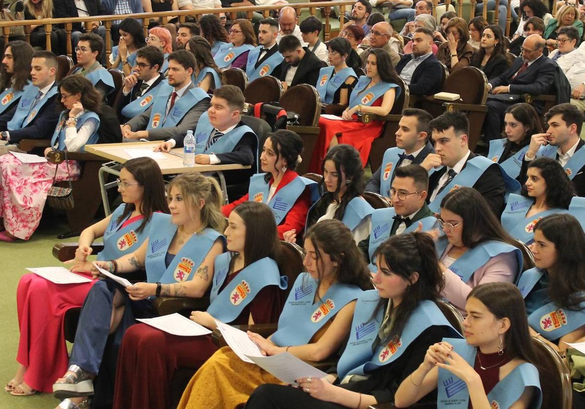 Nuevos diplomados de la facultad leonesa.