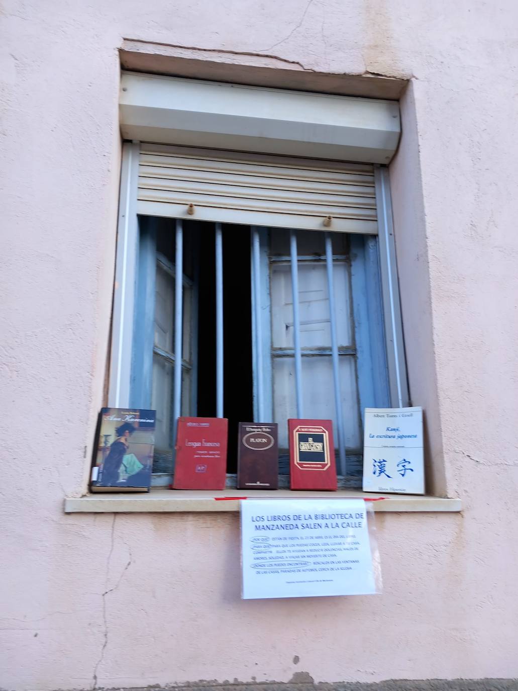 Las calles de Manzaneda de Torío se llenan de libros