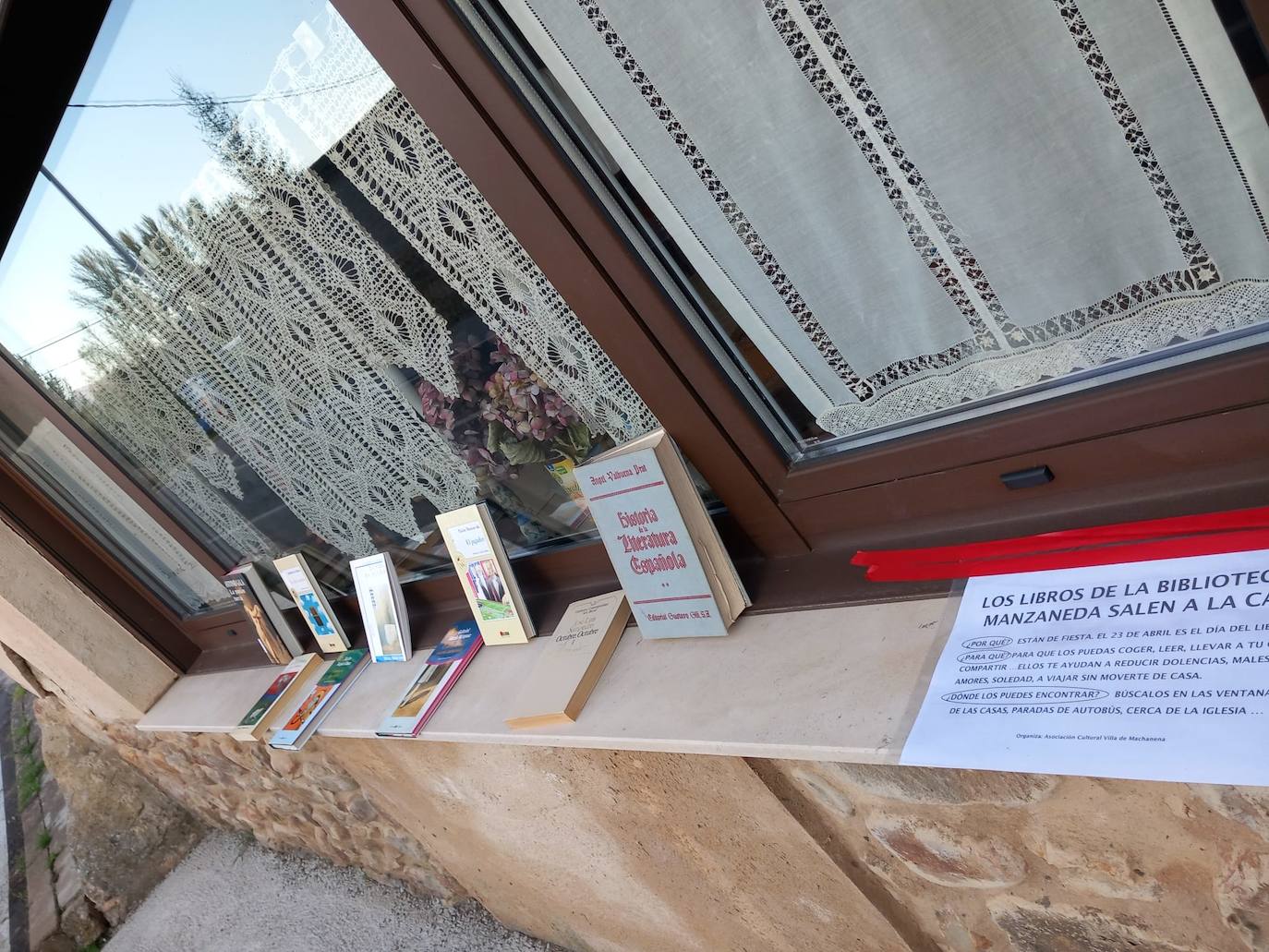 Las calles de Manzaneda de Torío se llenan de libros