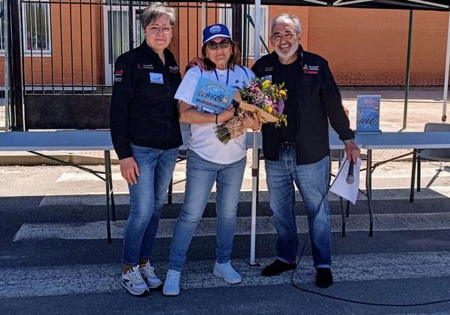 Alicia Carnero, viuda de 'Juanín', recibe la placa del memorial