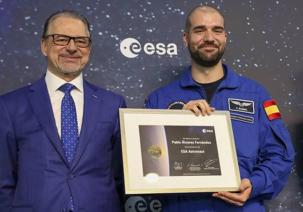 Pablo Álvarez recibe su diploma y los distintivos tras la graduación.