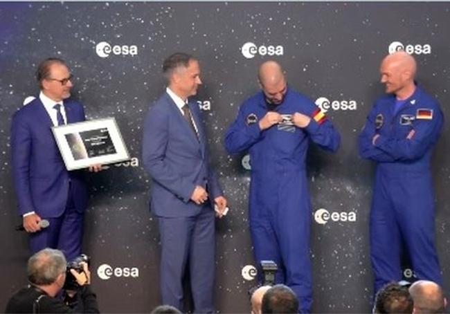 Pablo recibe el parque que le acredita como astronauta.