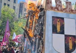 La quema de una hoguera con forma de castillo fue el momento culmen del acto.