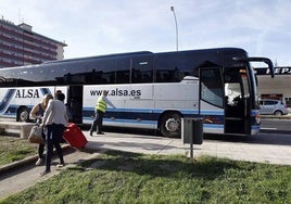 Bus de Alsa estacionado.