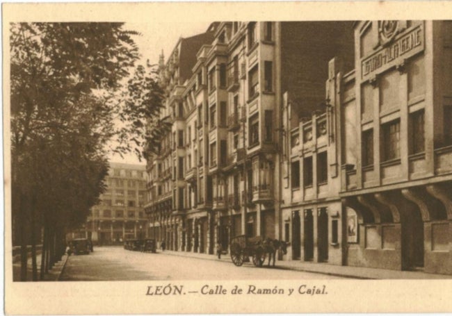 Teatro Alfageme, en Ramón y Cajal. Al fondo, Casa Roldán.