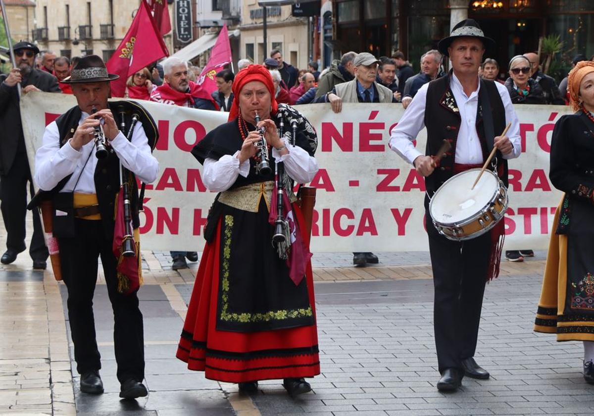 Homenaje a los Héroes Leoneses