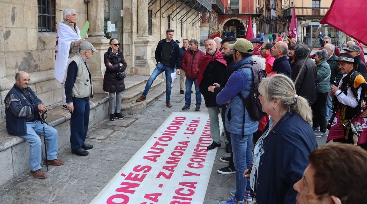 Homenaje a los Héroes Leoneses