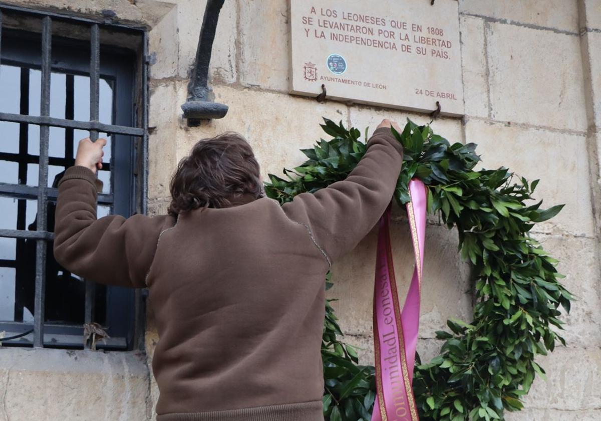 Acto de homenaje a los héroes leoneses de 1808 con la corona de laurel.