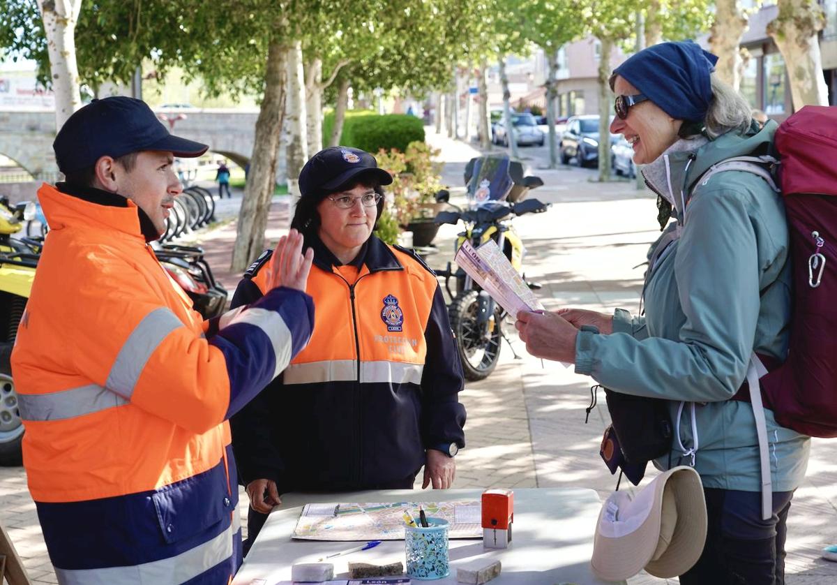 Punto de información al peregrino que gestiona la Agrupación Municipal de Protección Civil.