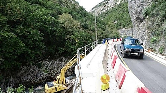 Las obras en el puerto de El Pontón obligan a restringir el tráfico de vehículos pesados