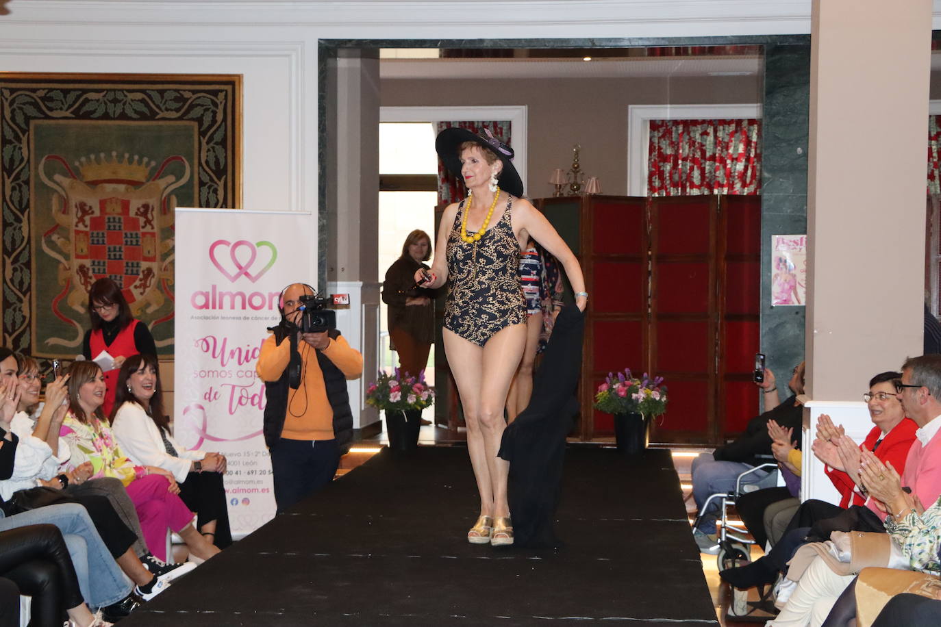 Desfile solidario de lencería y baño de Almom