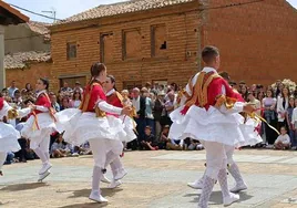 Danzantes en la Fiesta del Voto de Laguna de Negrillos