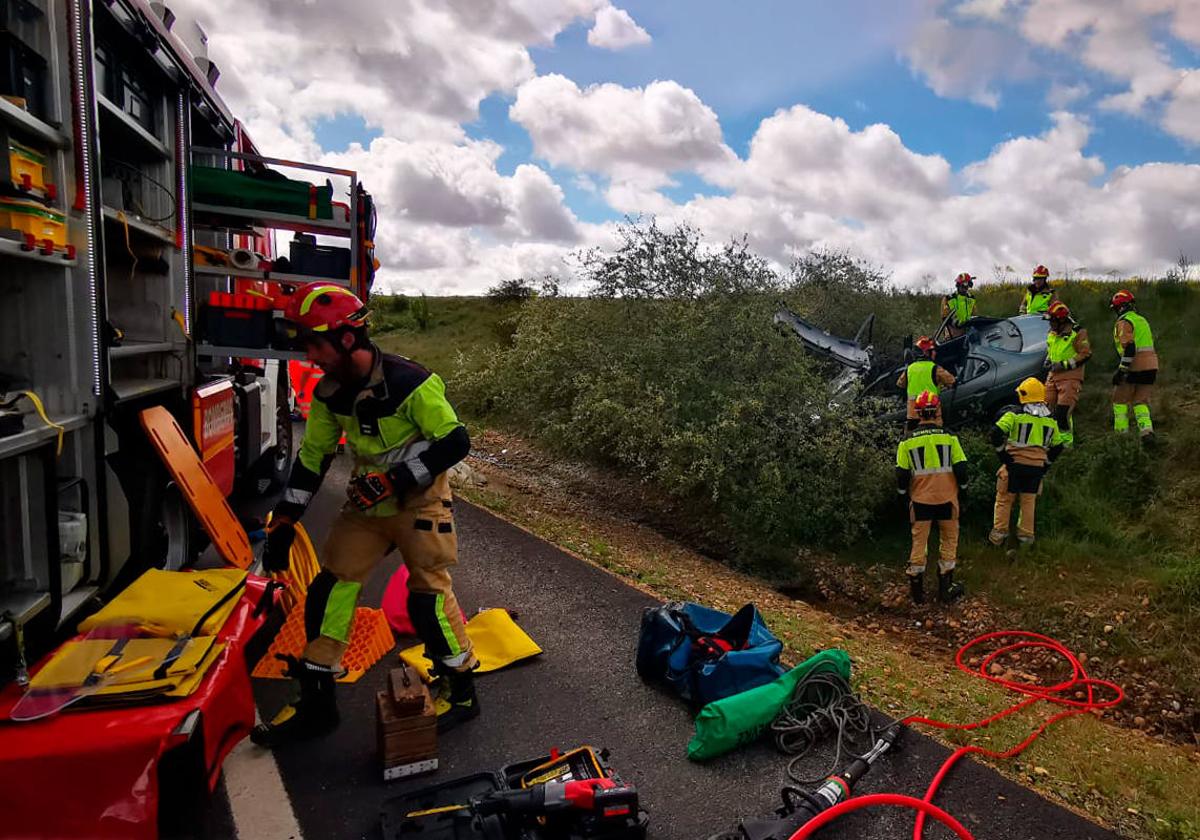 Los bomberos excarcelaron el cadáver de la fallecida.