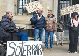 Concentración de la plataforma frente a la Subdelegación del Gobierno.