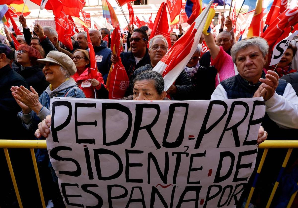 Manifestantes a las puertas de Ferraz.