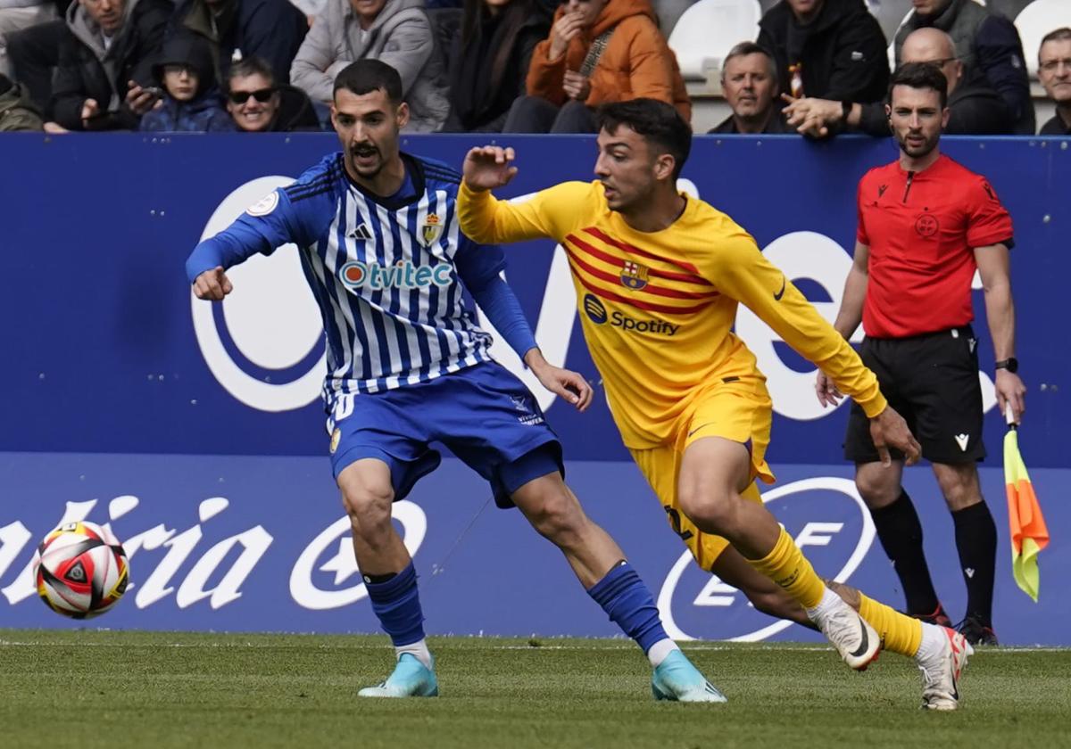 Lancho, ante el ex de la Deportiva Naím, en un lance del partido.