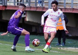 Un lance del partido entre el Júpiter y el Palencia en el que los leoneses certificaron su presencia en los playoff de ascenso.