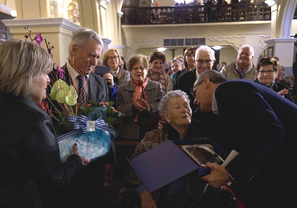 Emotivo homenaje a la centenaria Josefa Martínez.