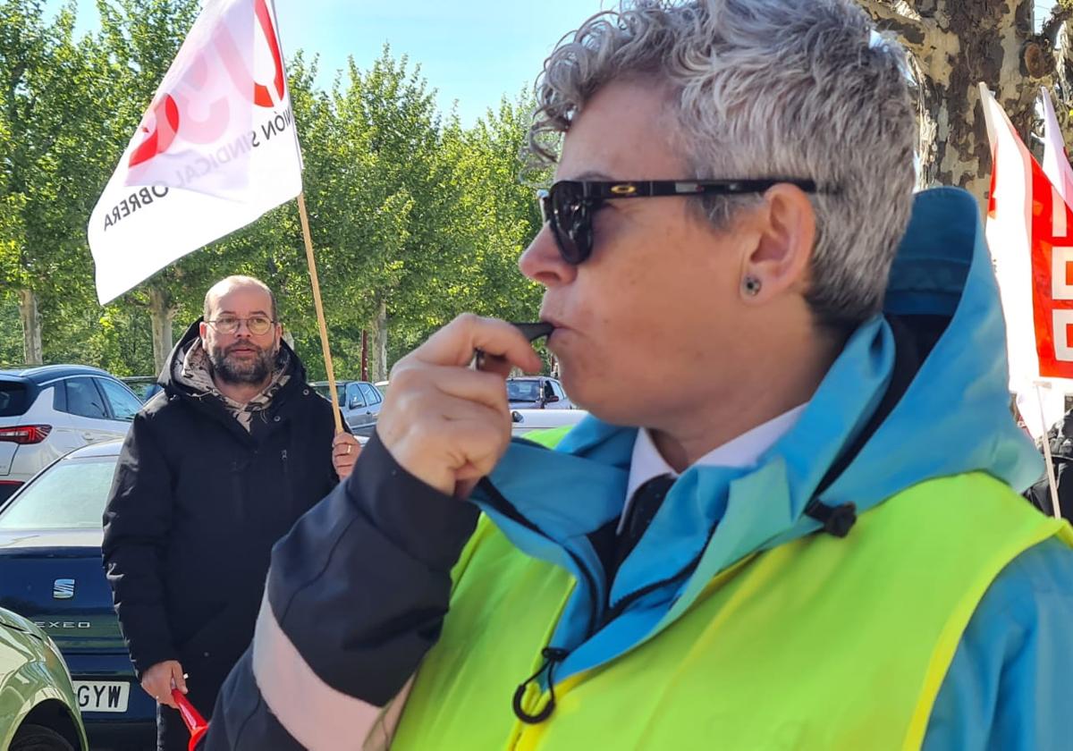 Una conductora de Alsa durante la protesta en la Estación de Autobuses de León.