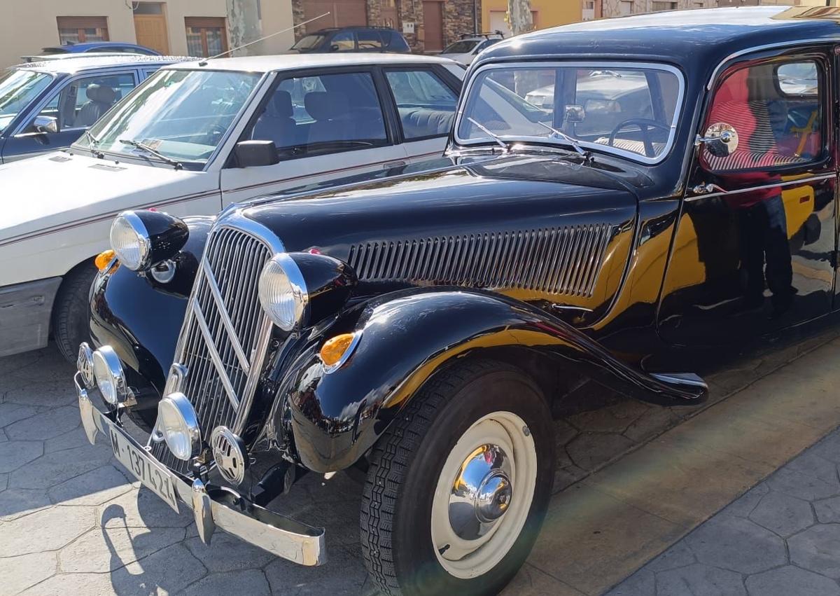 Imagen secundaria 1 - Un desfile de coches clásicos para Hospital de Órbigo