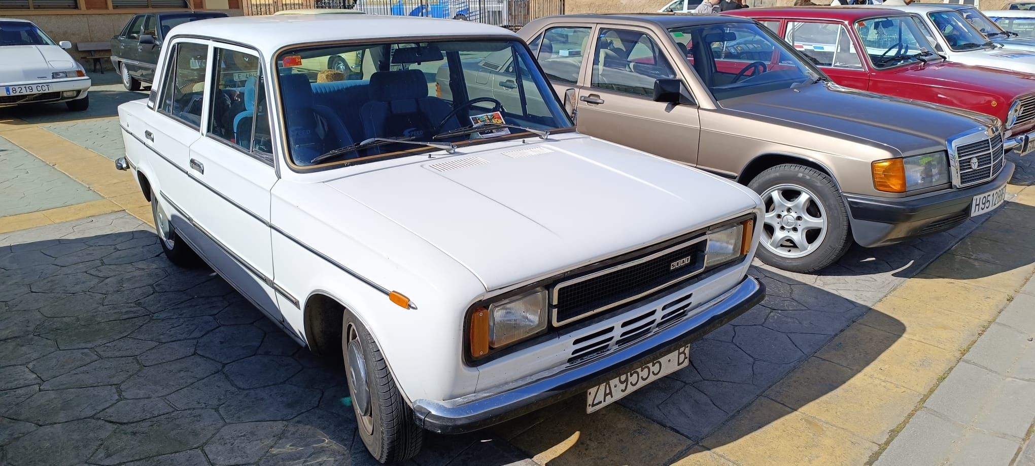 Concentración de coches clásicos en Hospital de Órbigo